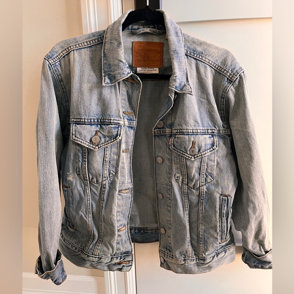 Levi’s women’s Jean jacket from Anthropologie 
Size small